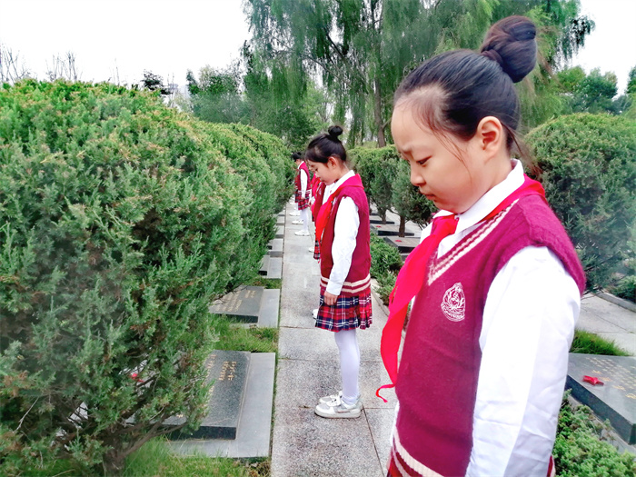 緬懷先烈  致敬英雄 ——民權(quán)縣第三小學(xué)參加民權(quán)縣2024年烈士紀念日緬懷先烈活動