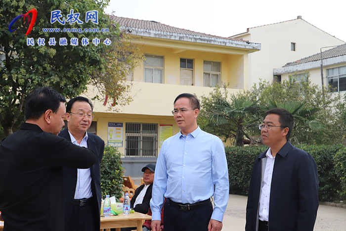 縣委副書記、縣長(zhǎng)王景義走訪慰問(wèn)敬老院老人