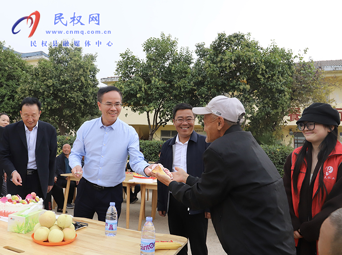 縣委副書記、縣長(zhǎng)王景義走訪慰問(wèn)敬老院老人