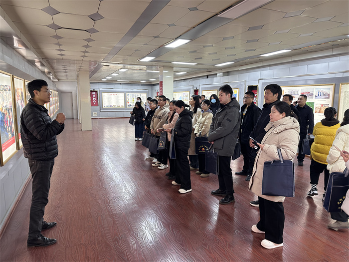 汲取奮進力量  探索鄉(xiāng)村振興之路                                                         —— 民權(quán)縣2024年秋季主體班赴濮陽市西辛莊開展現(xiàn)場教學活動