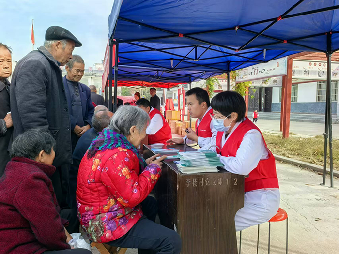 河南省健康委員會(huì)組織河南大學(xué)第一附屬醫(yī)院醫(yī)療服務(wù)隊(duì)到莊子鎮(zhèn)召開“健康促進(jìn)321巡講”現(xiàn)場交流會(huì)