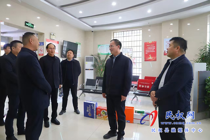 縣委副書記、縣長(zhǎng)王景義走訪慰問金融機(jī)構(gòu)工作人員