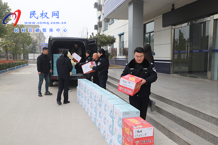 縣委統(tǒng)戰(zhàn)部組織工商聯(lián)會(huì)員企業(yè)開(kāi)展春節(jié)慰問(wèn)活動(dòng)