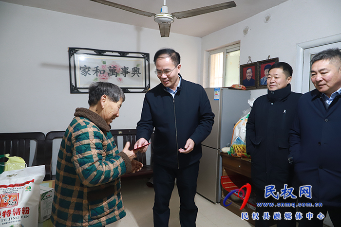 縣領(lǐng)導(dǎo)節(jié)前慰問特困職工、城市居民困難戶、企業(yè)軍轉(zhuǎn)干部、特困下崗職工