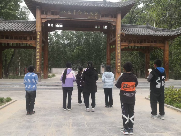 緬懷先烈承遺志  賡續(xù)薪火強(qiáng)擔(dān)當(dāng) ——雙塔鎮(zhèn)秣坡小學(xué)開(kāi)展清明節(jié)緬懷先烈活動(dòng)