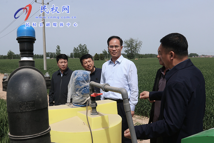 縣委副書記、縣長(zhǎng)王景義調(diào)研抗旱澆麥、溝渠連通、一噴三防、病蟲害防治等工作
