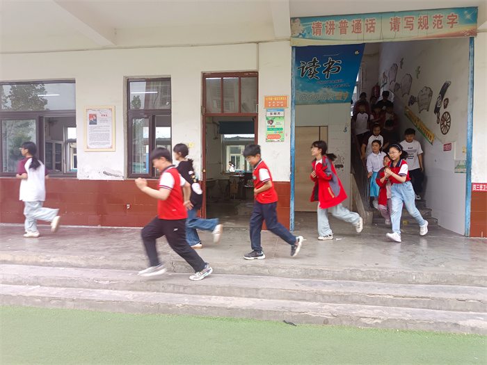 民權(quán)縣第三小學(xué)開(kāi)展防震減災(zāi)逃生演練
