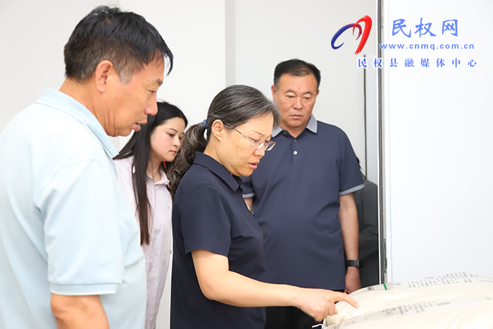 縣委書(shū)記王靜嫻調(diào)研群腐整治工作